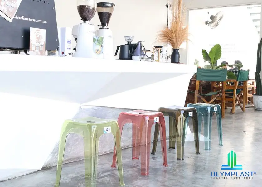 Kursi Plastik Olymplast di Dapur Mini Bar Tanpa Sandaran